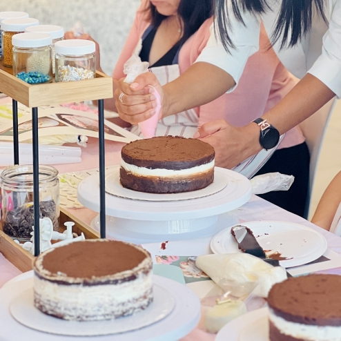 Cake decorating workshop in Calgary